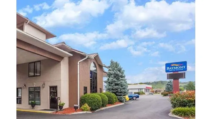 Baymont by Wyndham Pigeon Forge near Island Drive 4