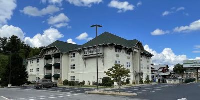 The Lodge at Five Oaks