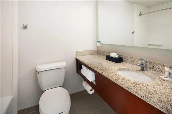 Comfort Suites Outlet Center 4