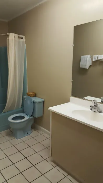 American Inn & Suites 4