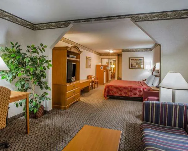 Econo Lodge 4