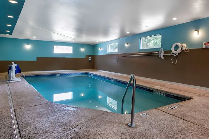 Comfort Inn & Suites 4