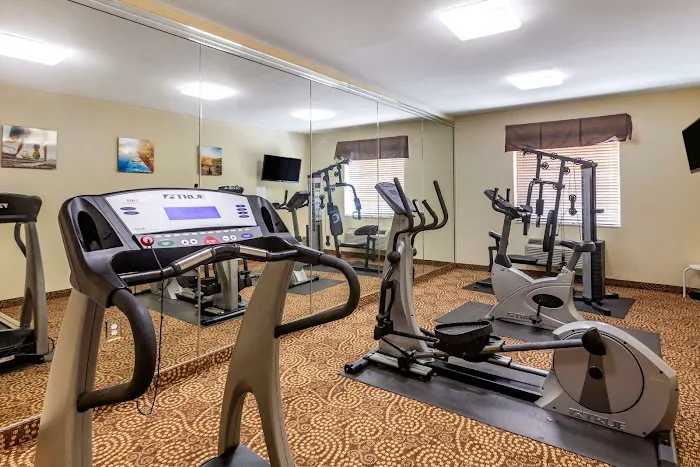 Comfort Inn & Suites 4