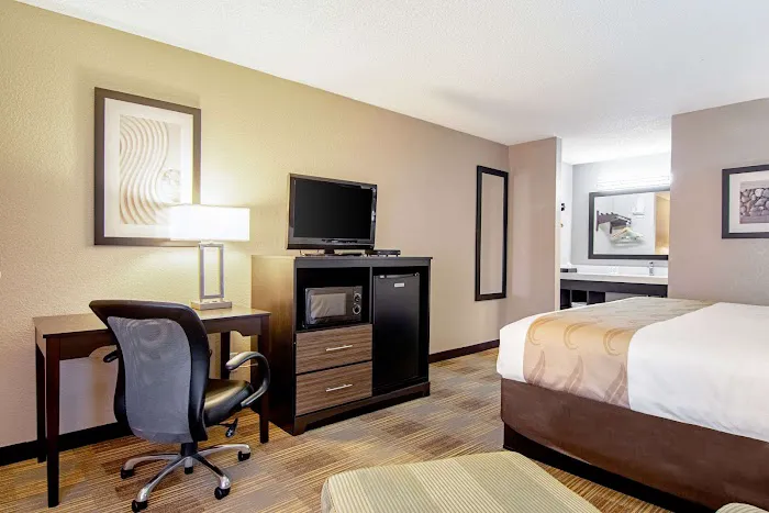 Quality Inn 4
