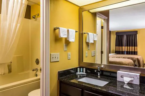 Quality Inn 4
