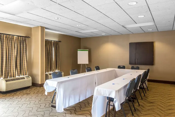 Comfort Inn & Suites 4