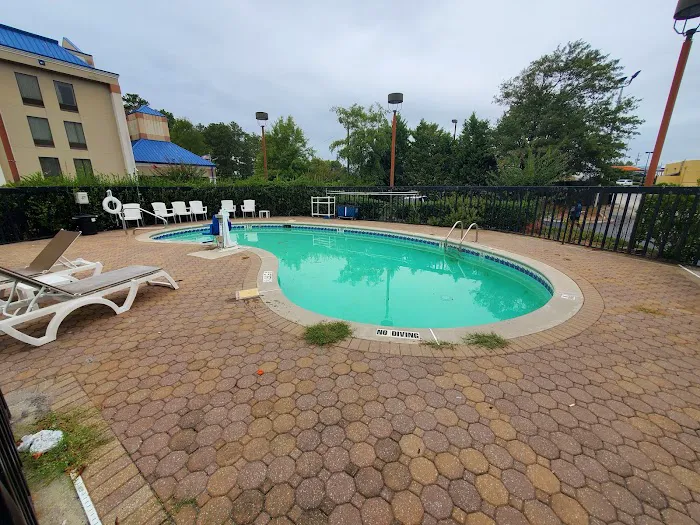 Comfort Inn & Suites 4