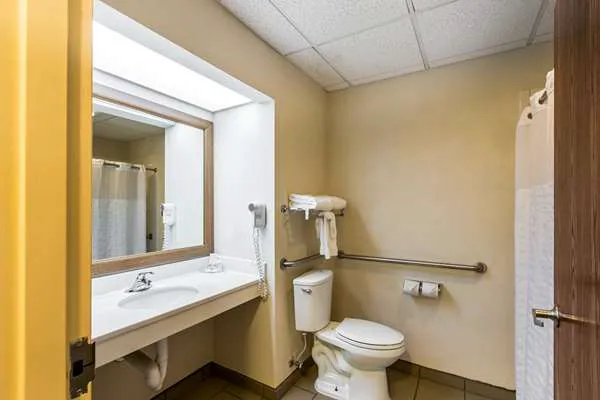 Comfort Inn & Suites 4