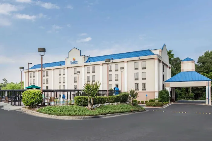 Comfort Inn & Suites 4
