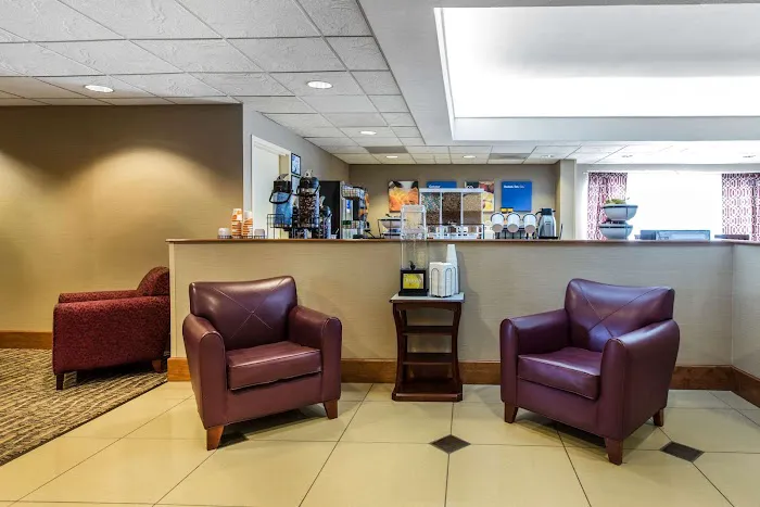 Comfort Inn & Suites 4