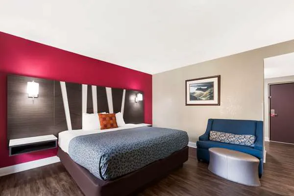 Econo Lodge Inn & Suites on the River 4