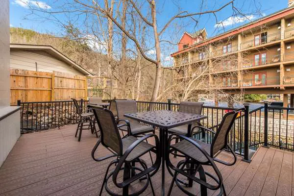 Econo Lodge Inn & Suites on the River 4