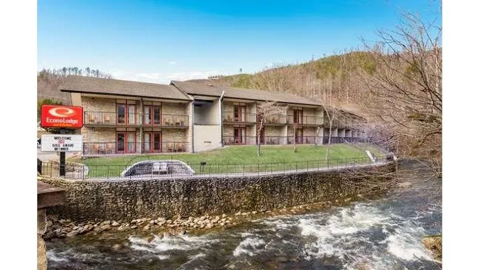 Econo Lodge Inn & Suites on the River 4