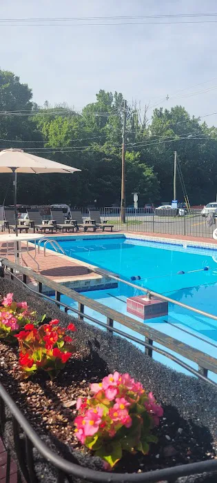 Econo Lodge Inn & Suites on the River 4