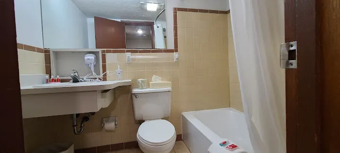 Econo Lodge Inn & Suites on the River 4