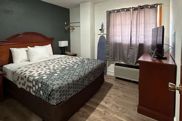 Econo Lodge Inn & Suites on the River 4