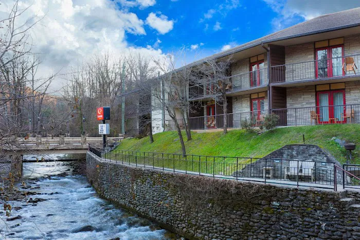 Econo Lodge Inn & Suites on the River 4