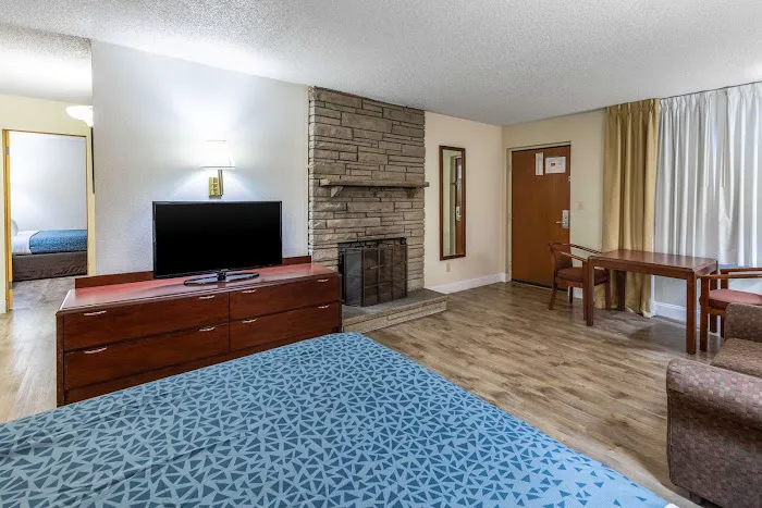 Econo Lodge Inn & Suites on the River 4