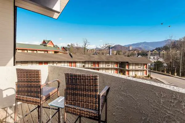 Econo Lodge Inn & Suites on the River 4