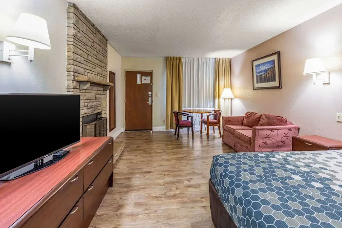 Econo Lodge Inn & Suites on the River 4