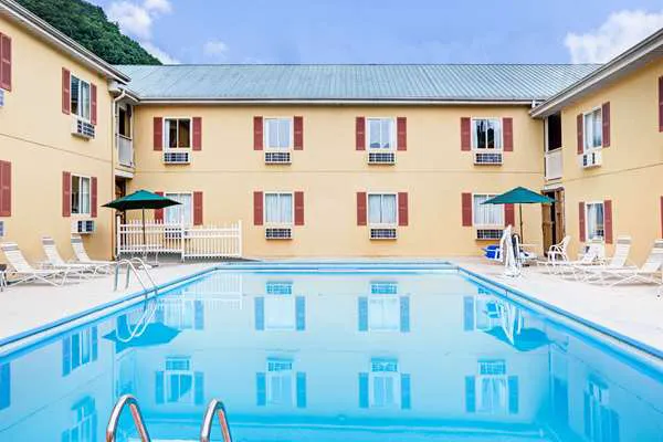 Days Inn & Suites by Wyndham Downtown Gatlinburg Parkway 4