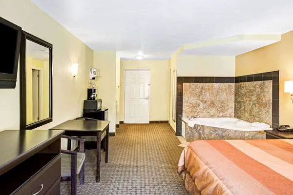 Days Inn & Suites by Wyndham Downtown Gatlinburg Parkway 4