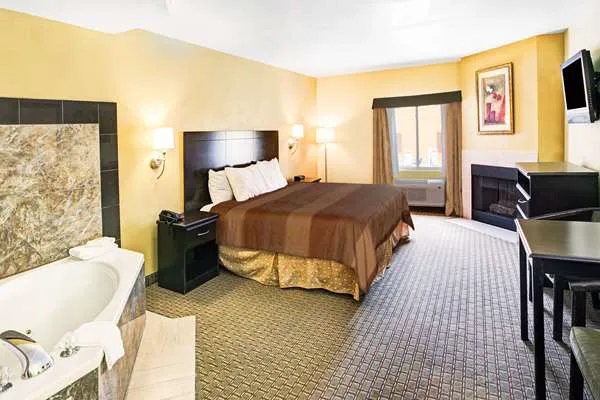 Days Inn & Suites by Wyndham Downtown Gatlinburg Parkway 4