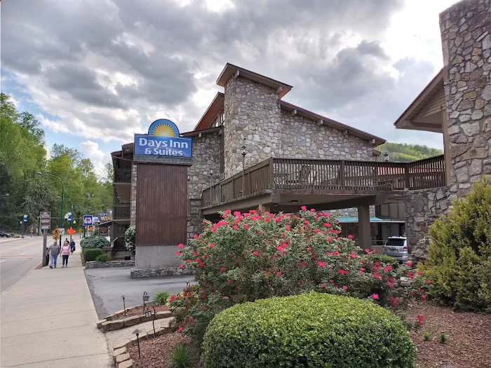 Days Inn & Suites by Wyndham Downtown Gatlinburg Parkway 4