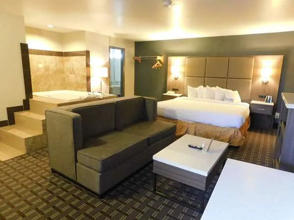Days Inn & Suites by Wyndham Downtown Gatlinburg Parkway 4