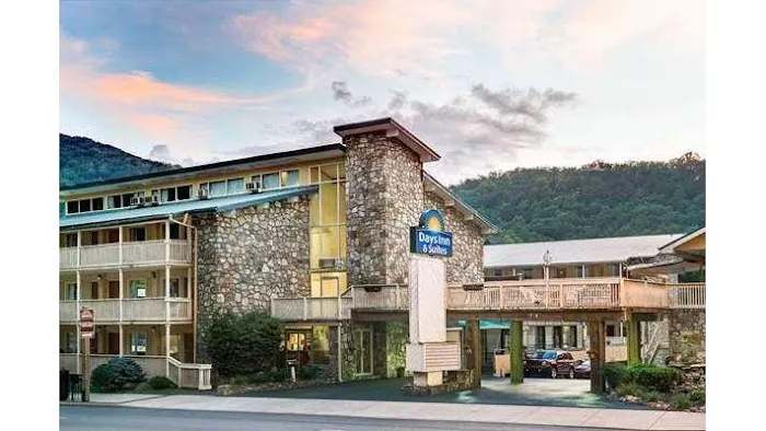 Days Inn & Suites by Wyndham Downtown Gatlinburg Parkway 4