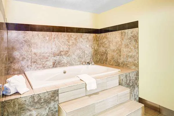 Days Inn & Suites by Wyndham Downtown Gatlinburg Parkway 4