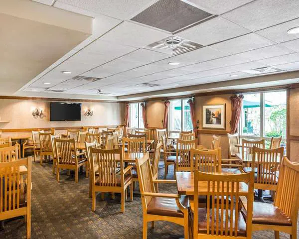Econo Lodge Pigeon Forge Riverside 4