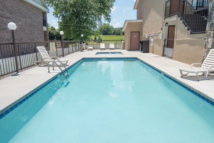 Econo Lodge Sevierville-Pigeon Forge on the River 4