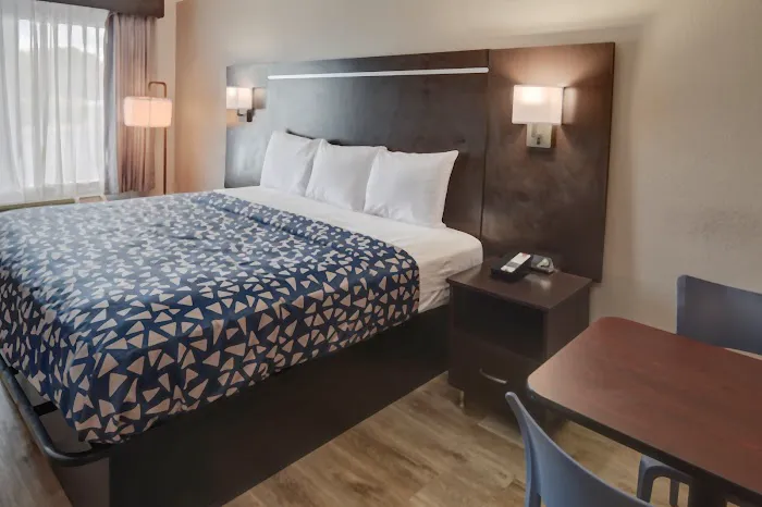 Econo Lodge Sevierville-Pigeon Forge on the River 4