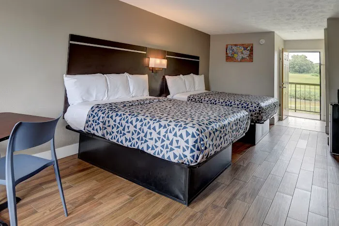 Econo Lodge Sevierville-Pigeon Forge on the River 4