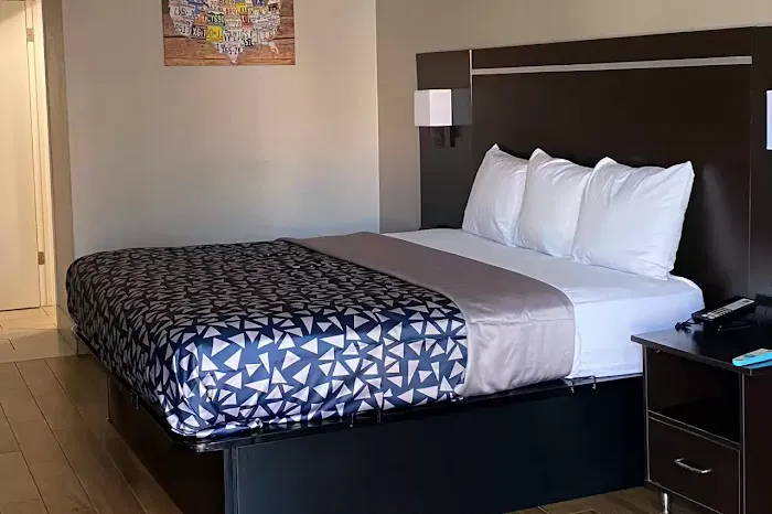 Econo Lodge Sevierville-Pigeon Forge on the River 4