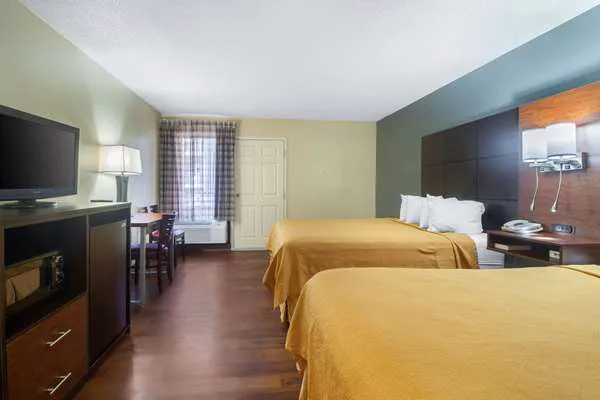 Econo Lodge Inn & Suites Gatlinburg at the Convention Center 4