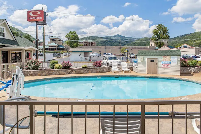 Econo Lodge Inn & Suites Gatlinburg at the Convention Center 4