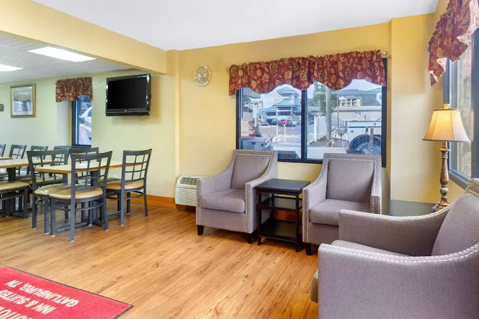 Econo Lodge Inn & Suites Gatlinburg at the Convention Center 4