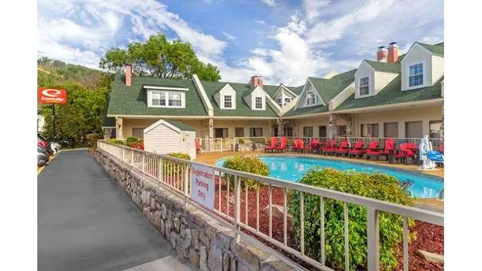 Econo Lodge Inn & Suites Gatlinburg at the Convention Center 4