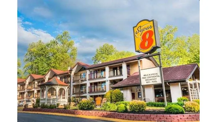 Super 8 by Wyndham Downtown Gatlinburg at Convention Center 4