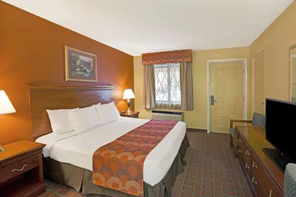 Super 8 by Wyndham Downtown Gatlinburg at Convention Center 4