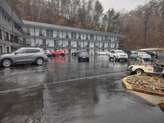Bear Mount Inn & Suites 4