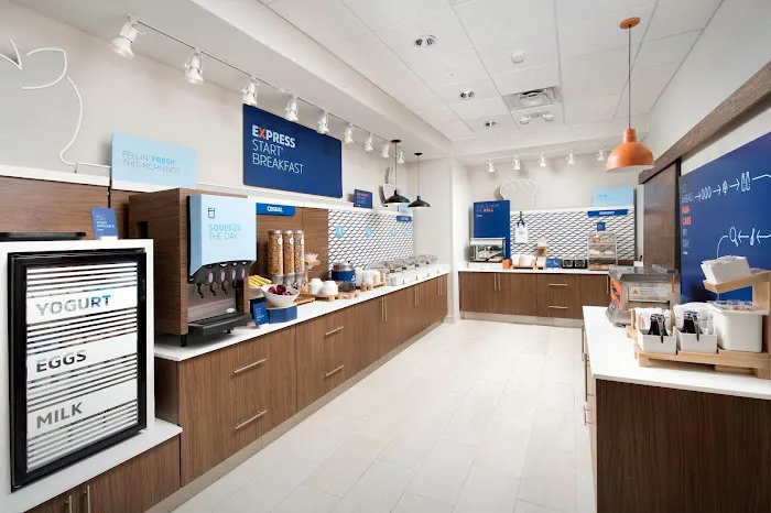 Holiday Inn Express Asheville - Woodfin by IHG 4