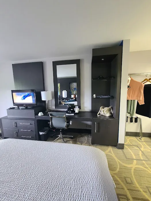 Days Inn by Wyndham Asheville Downtown North 4