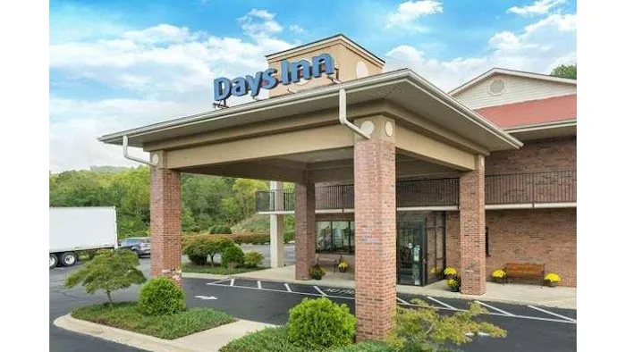 Days Inn by Wyndham Asheville Downtown North 4
