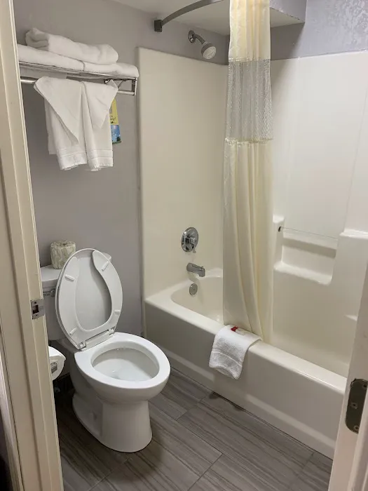 Days Inn by Wyndham Asheville Downtown North 4