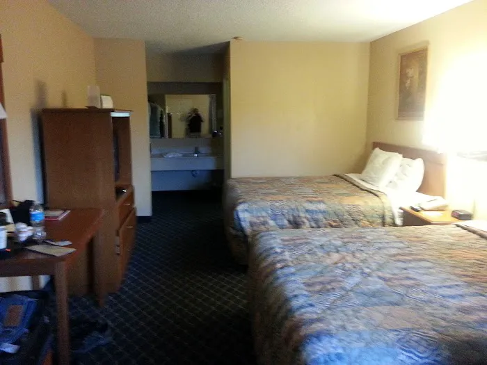 Days Inn by Wyndham Asheville Downtown North 4