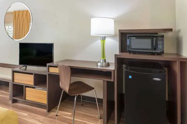 Super 8 by Wyndham Asheville Airport 4