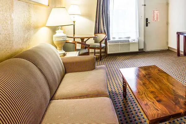 Rodeway Inn & Suites 4